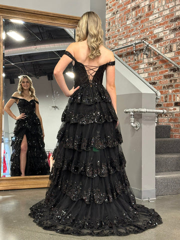 Vestido de fiesta estilo princesa con hombros descubiertos, corsé y volantes de encaje