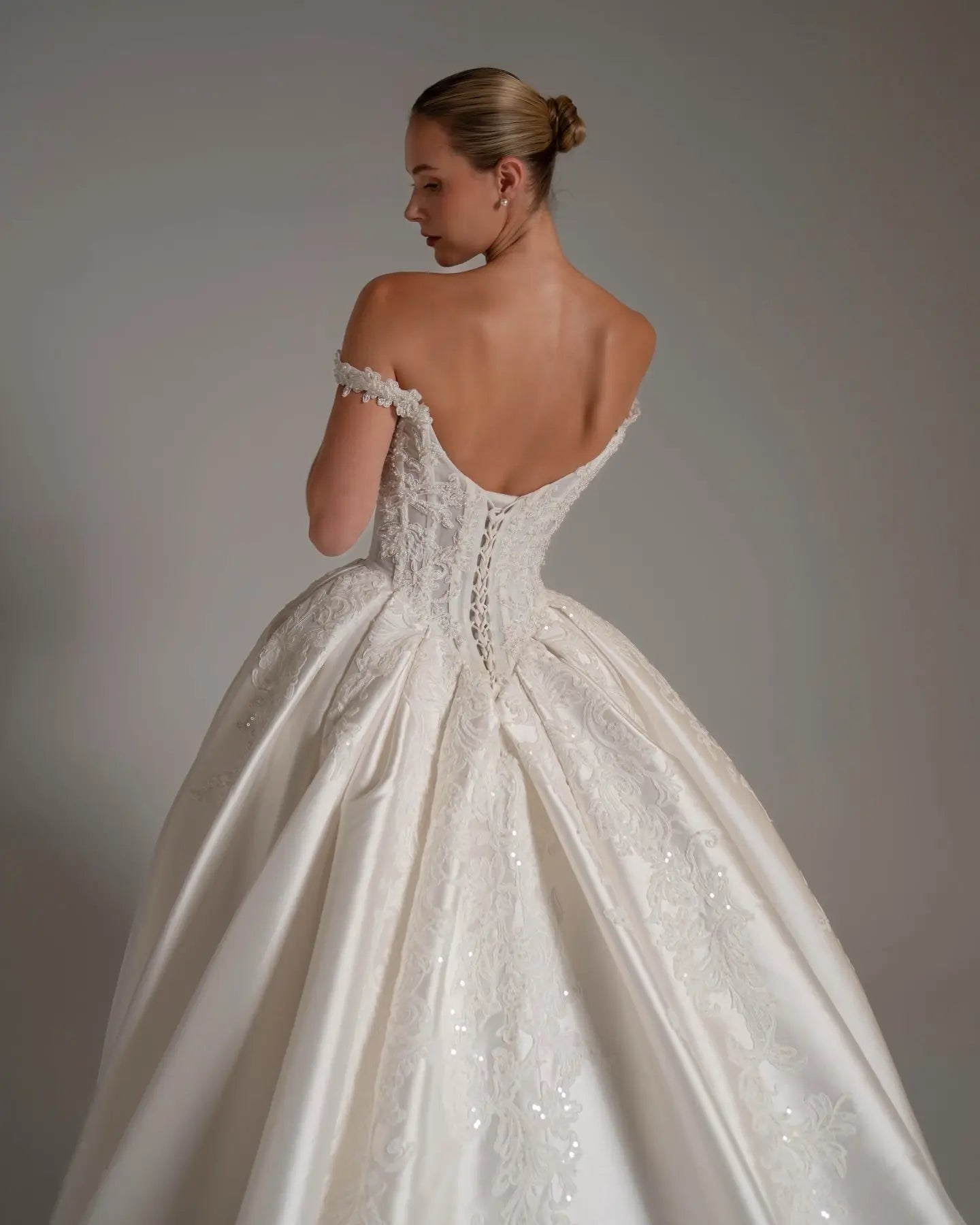 Luxury White Lace Embroidery Satin Train Wedding Dress SW163