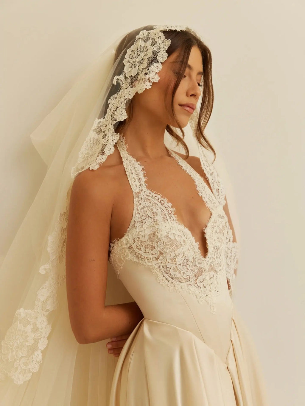Luxury Spaghetti Strap V-Neck Lace Satin A-Line Wedding Dress with Veil SW738