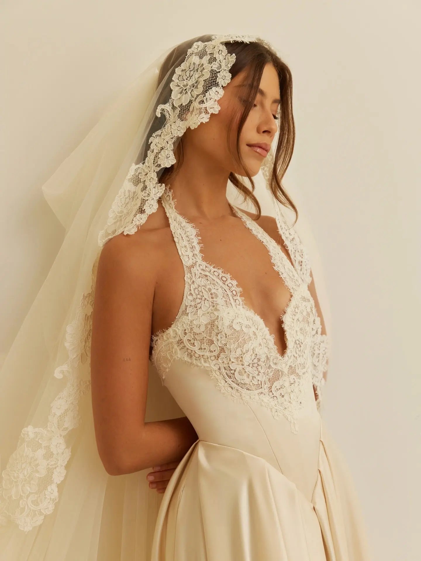 Luxury Spaghetti Strap V-Neck Lace Satin A-Line Wedding Dress with Veil SW738