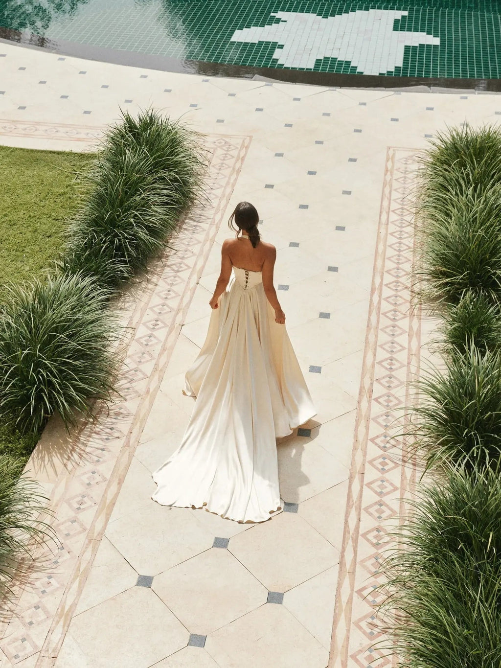 Luxury Spaghetti Strap V-Neck Lace Satin A-Line Wedding Dress with Veil SW738