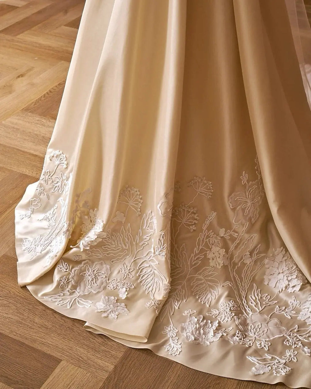 Luxury Ivory Off-the-Shoulder Satin Wedding Dress with Puff Sleeves SW230