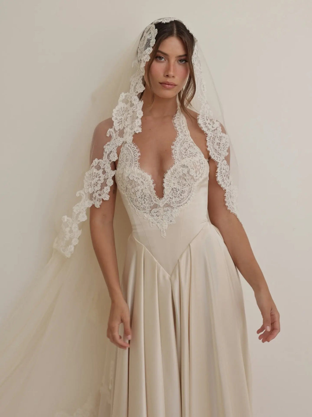 Luxury Spaghetti Strap V-Neck Lace Satin A-Line Wedding Dress with Veil SW738