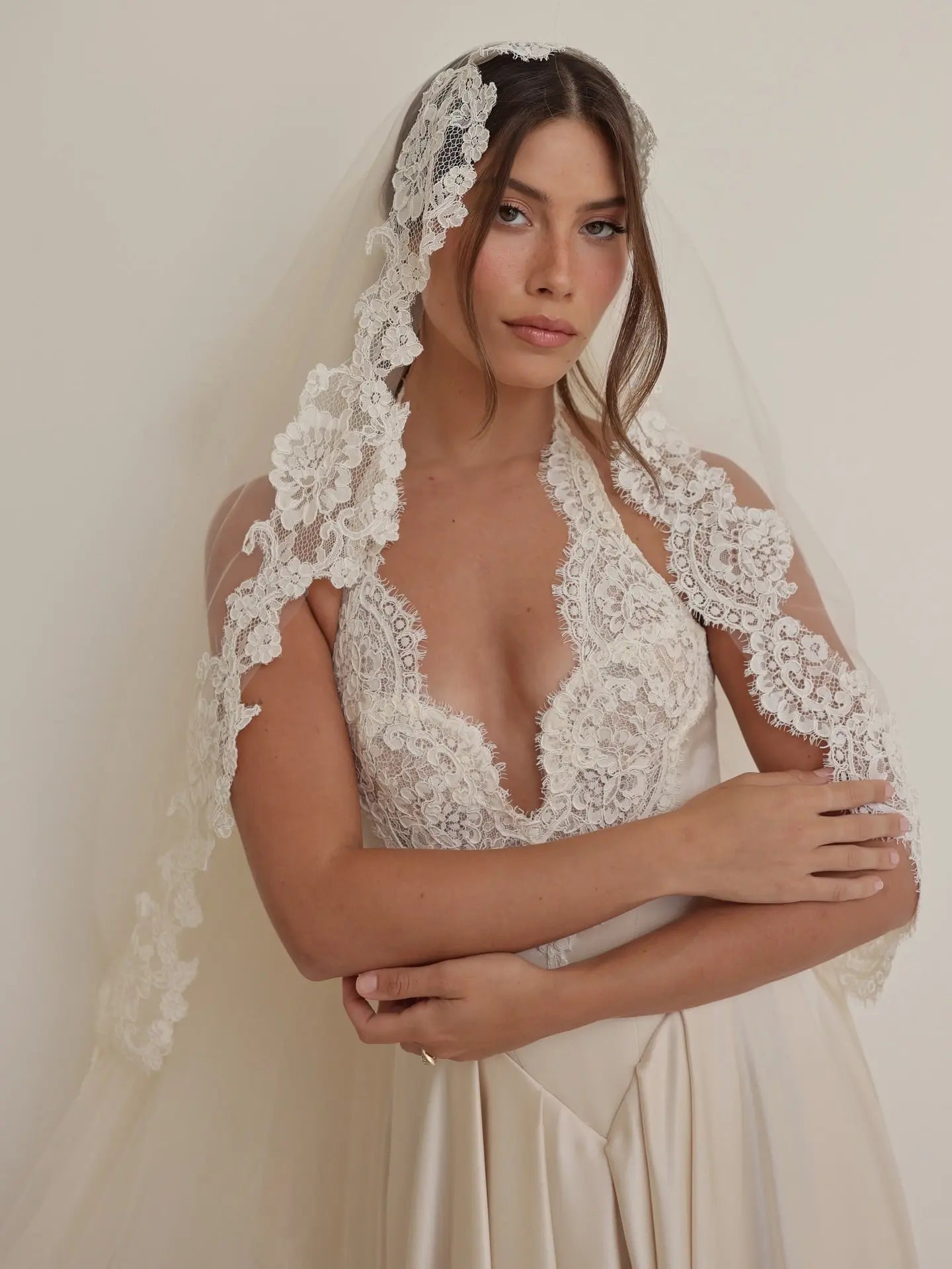 Luxury Spaghetti Strap V-Neck Lace Satin A-Line Wedding Dress with Veil SW738