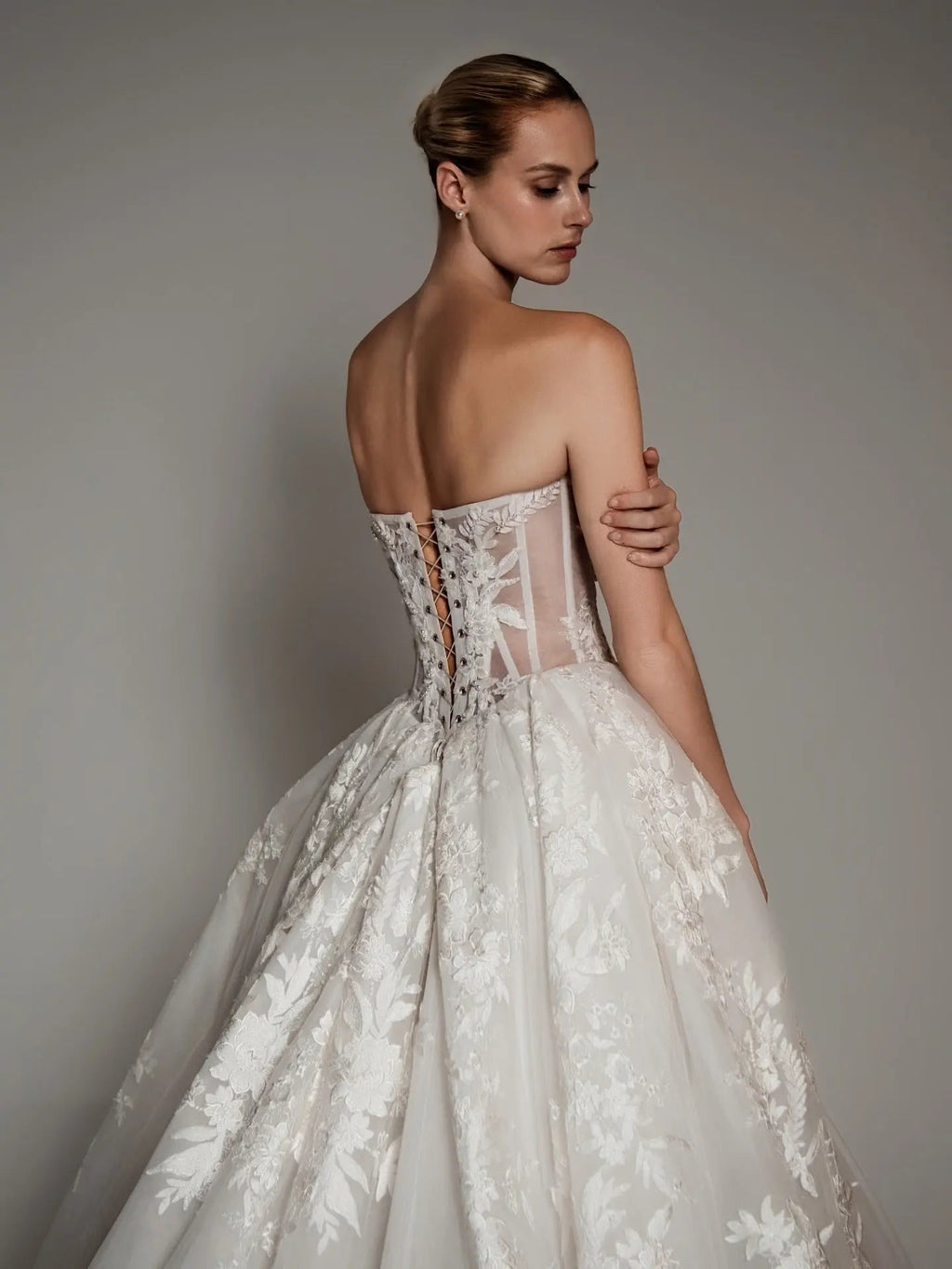Luxury Ivory Strapless Floral Embroidery Ball Gown Wedding Dress with Veil SW169
