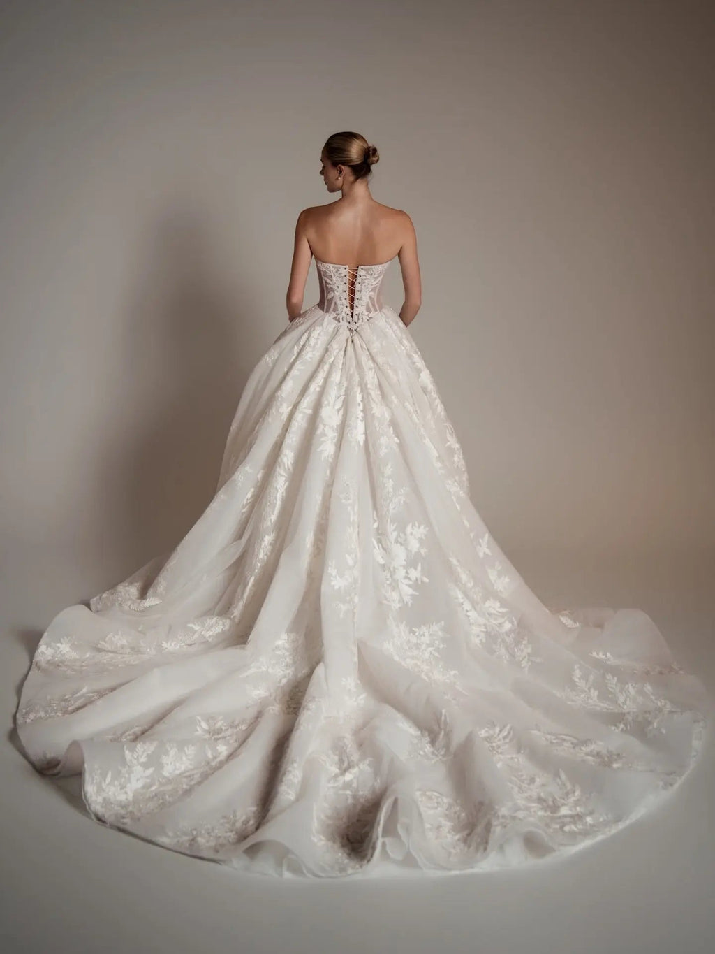 Luxury Ivory Strapless Floral Embroidery Ball Gown Wedding Dress with Veil SW169