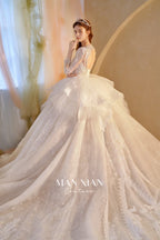 Vestido de gala de tul brillante con escote en V color marfil, encaje con cuentas, mangas transparentes y cola con volantes drapeados N001