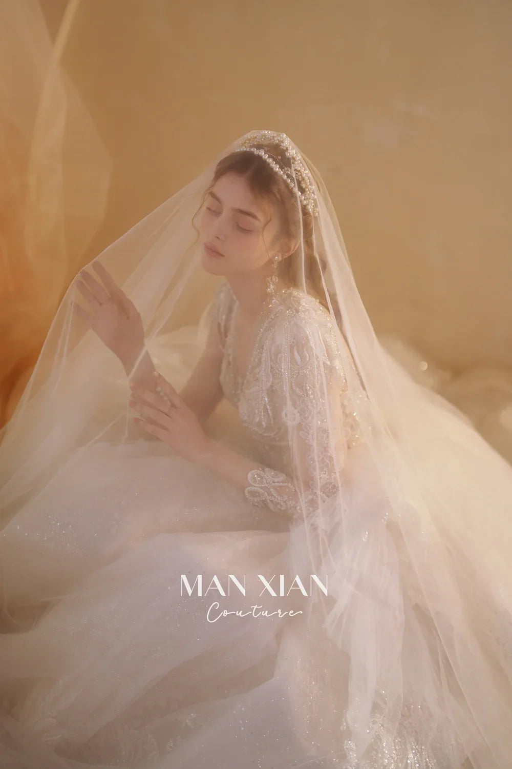 Vestido de gala de tul brillante con escote en V color marfil, encaje con cuentas, mangas transparentes y cola con volantes drapeados N001