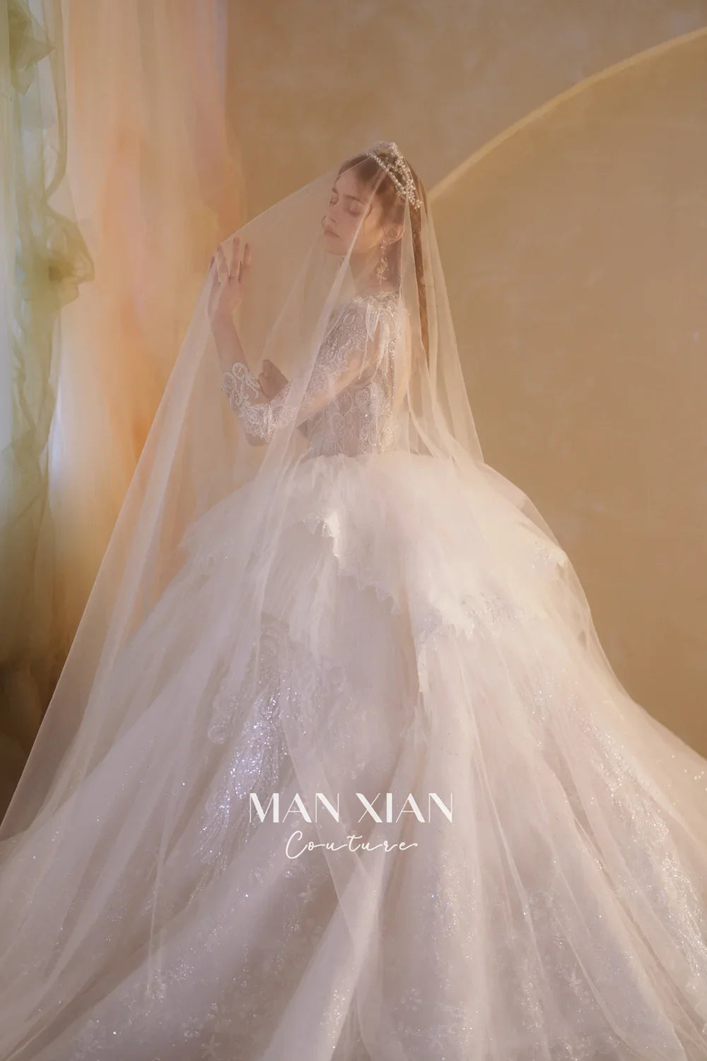 Vestido de gala de tul brillante con escote en V color marfil, encaje con cuentas, mangas transparentes y cola con volantes drapeados N001