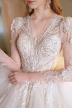 Vestido de gala de tul brillante con escote en V color marfil, encaje con cuentas, mangas transparentes y cola con volantes drapeados N001