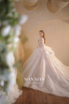 Vestido de gala de tul brillante con escote en V color marfil, encaje con cuentas, mangas transparentes y cola con volantes drapeados N001