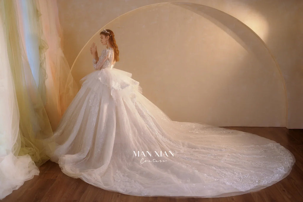 Vestido de gala de tul brillante con escote en V color marfil, encaje con cuentas, mangas transparentes y cola con volantes drapeados N001