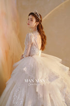 Vestido de gala de tul brillante con escote en V color marfil, encaje con cuentas, mangas transparentes y cola con volantes drapeados N001