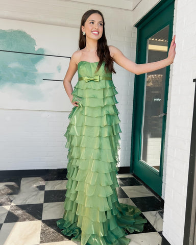 Trägerloses, langes Ballkleid mit hoher Taille, Rüschen und Schleife