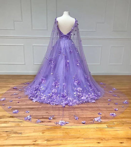 Lavendelfarbenes A-Linien-Ballkleid aus 3D-Blumenspitze mit Cape-Ärmeln 