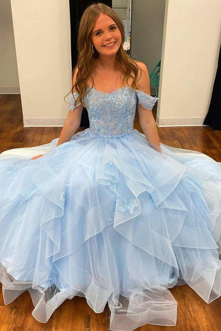 Hellblaues schulterfreies A-Linien-Ballkleid aus Tüll mit Stufen PSK400