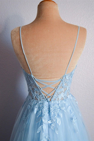Vestido de noche largo de tul con escote en V y cordones en azul claro PSK439