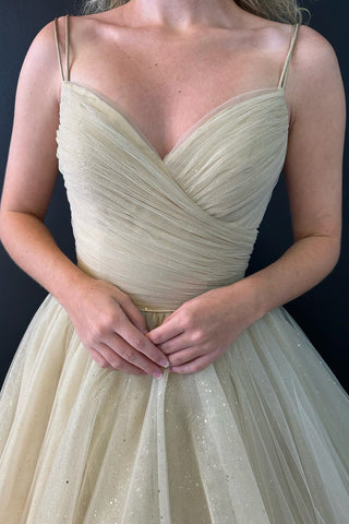 Nia | A-Linien-Ballkleid aus Glitzertüll mit V-Ausschnitt und Schnürung am Rücken