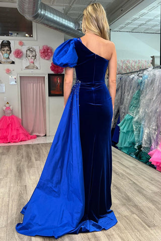 Jazmine | Vestido formal largo de terciopelo azul rey con un solo hombro y cola incorporada