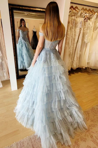Oaklyn | Hellblaues, schulterfreies, gestuftes Ballkleid mit Rüschen und Applikationen