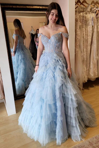 Oaklyn | Hellblaues, schulterfreies, gestuftes Ballkleid mit Rüschen und Applikationen