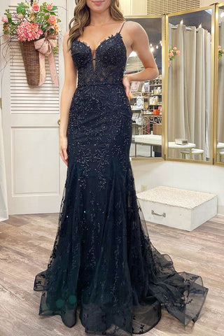 Vestido de fiesta de corte trompeta con escote en V pronunciado y cordones, con apliques negros