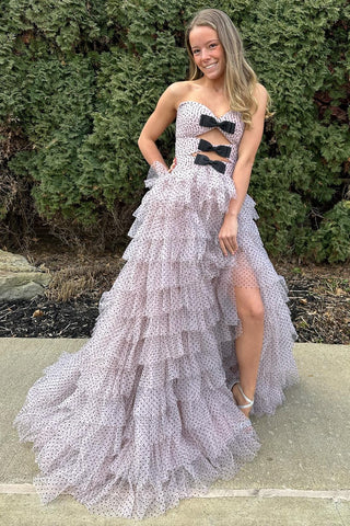 Trägerloses Ballkleid mit Rüschen und Punkten und Schlüssellöchern