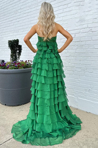 Trägerloses, langes Ballkleid mit hoher Taille, Rüschen und Schleife