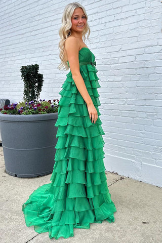 Trägerloses, langes Ballkleid mit hoher Taille, Rüschen und Schleife