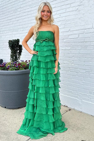 Trägerloses, langes Ballkleid mit hoher Taille, Rüschen und Schleife