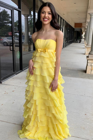 Trägerloses, langes Ballkleid mit hoher Taille, Rüschen und Schleife