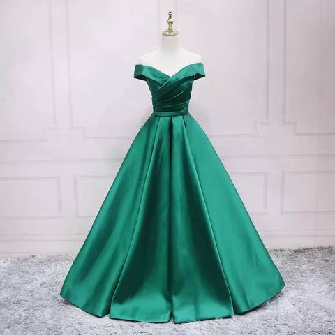 Vestido de noche de satén verde con hombros descubiertos s16