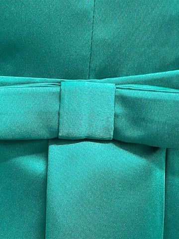 Vestido de madre de la novia con escote en V, mangas 3/4 y largo hasta la rodilla con faja 