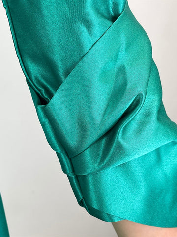 Vestido de madre de la novia con escote en V, mangas 3/4 y largo hasta la rodilla con faja 