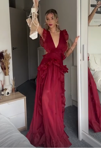 Hermoso vestido de noche de gasa burdeos con volantes y abertura para fiesta Y7715