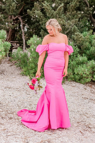 Vestido de fiesta largo rosa intenso con corte sirena, sin tirantes y hombros descubiertos PSK571
