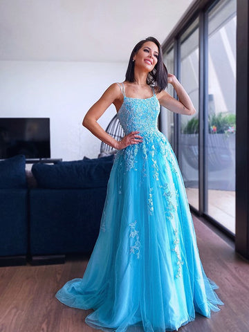 Vestidos de tul con tirantes finos y cola larga SYP125