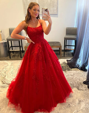 Vestidos de tul con tirantes finos y cola larga SYP125