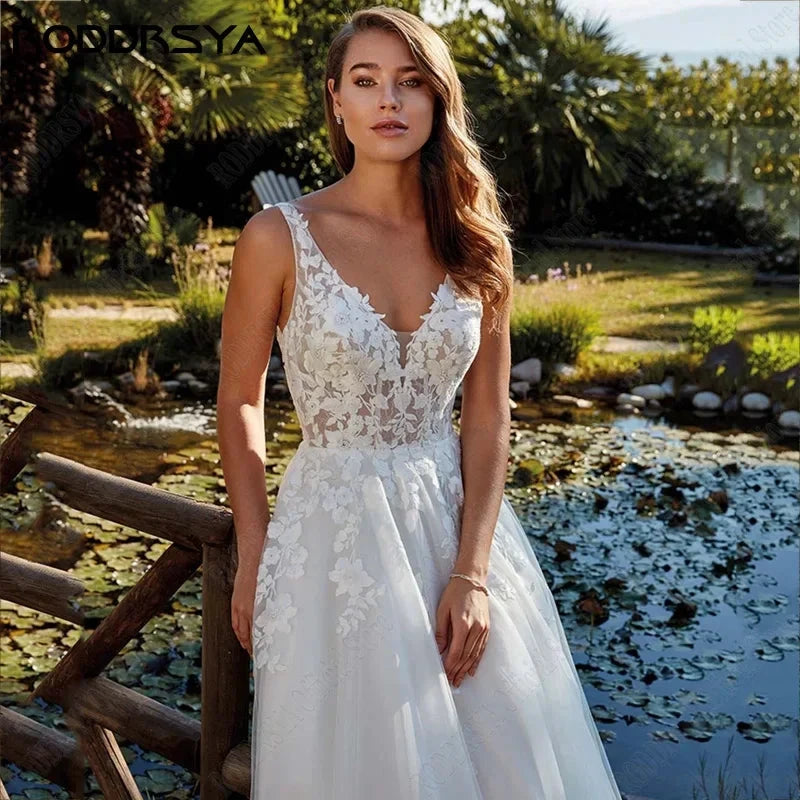 Beach Wedding Dresses Appliques Straps V-Neck Bridal Party Gowns Backless Sweep Train robe de mariée fluide Custom Made by payinti
