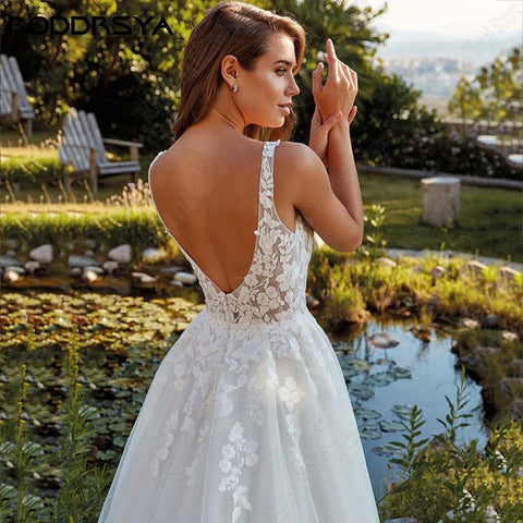 Beach Wedding Dresses Appliques Straps V-Neck Bridal Party Gowns Backless Sweep Train robe de mariée fluide Custom Made