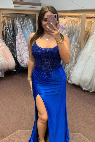 Vestido de fiesta largo de satén estilo sirena con cordones y abertura en azul real PSK512