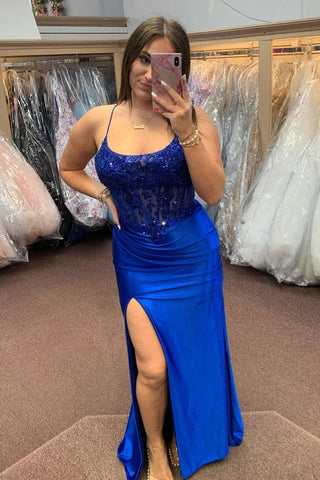 Vestido de fiesta largo de satén estilo sirena con cordones y abertura en azul real PSK512
