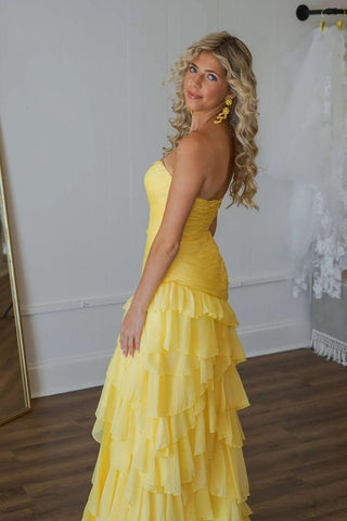 Gelbes, langes Ballkleid mit Rüschen und Schlitz, PSK576