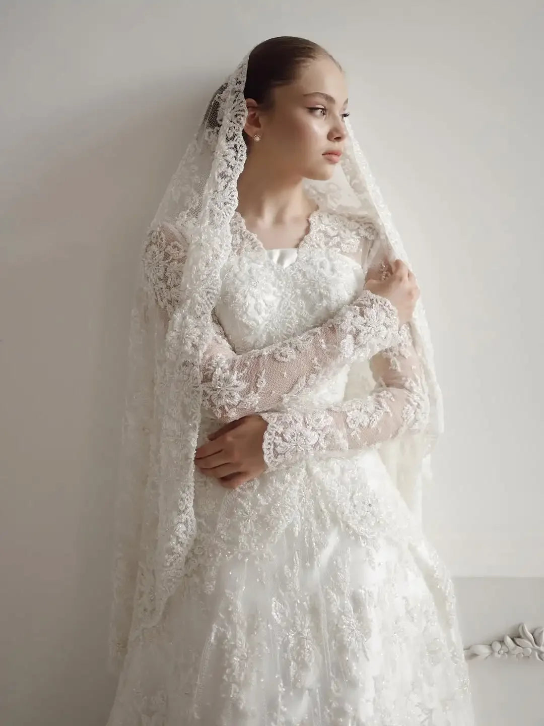 Customized Luxury Long Sleeve Wedding Dress Lace Appliques A-line Chapel Train Brides Dress for Wedding