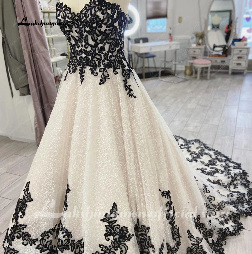 Chic Sleeveless Sweetheart Wedding Dresses for Women Plus Size Black and White A-Line Tulle Bridal Dress Customized