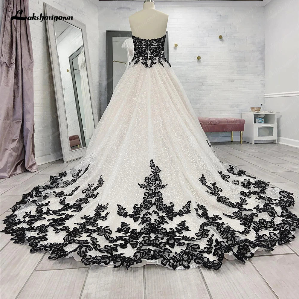 Chic Sleeveless Sweetheart Wedding Dresses for Women Plus Size Black and White A-Line Tulle Bridal Dress Customized