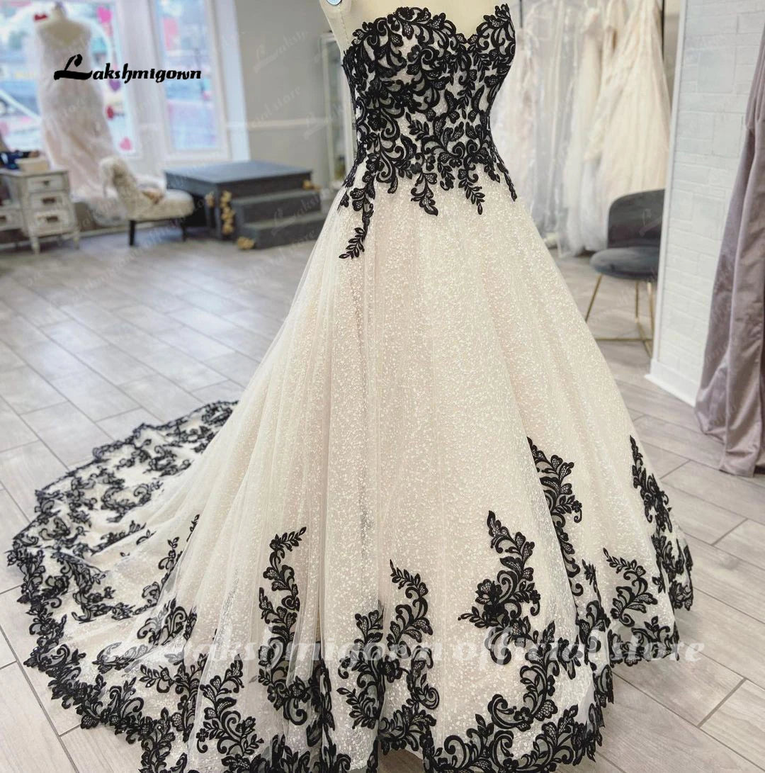Chic Sleeveless Sweetheart Wedding Dresses for Women Plus Size Black and White A-Line Tulle Bridal Dress Customized