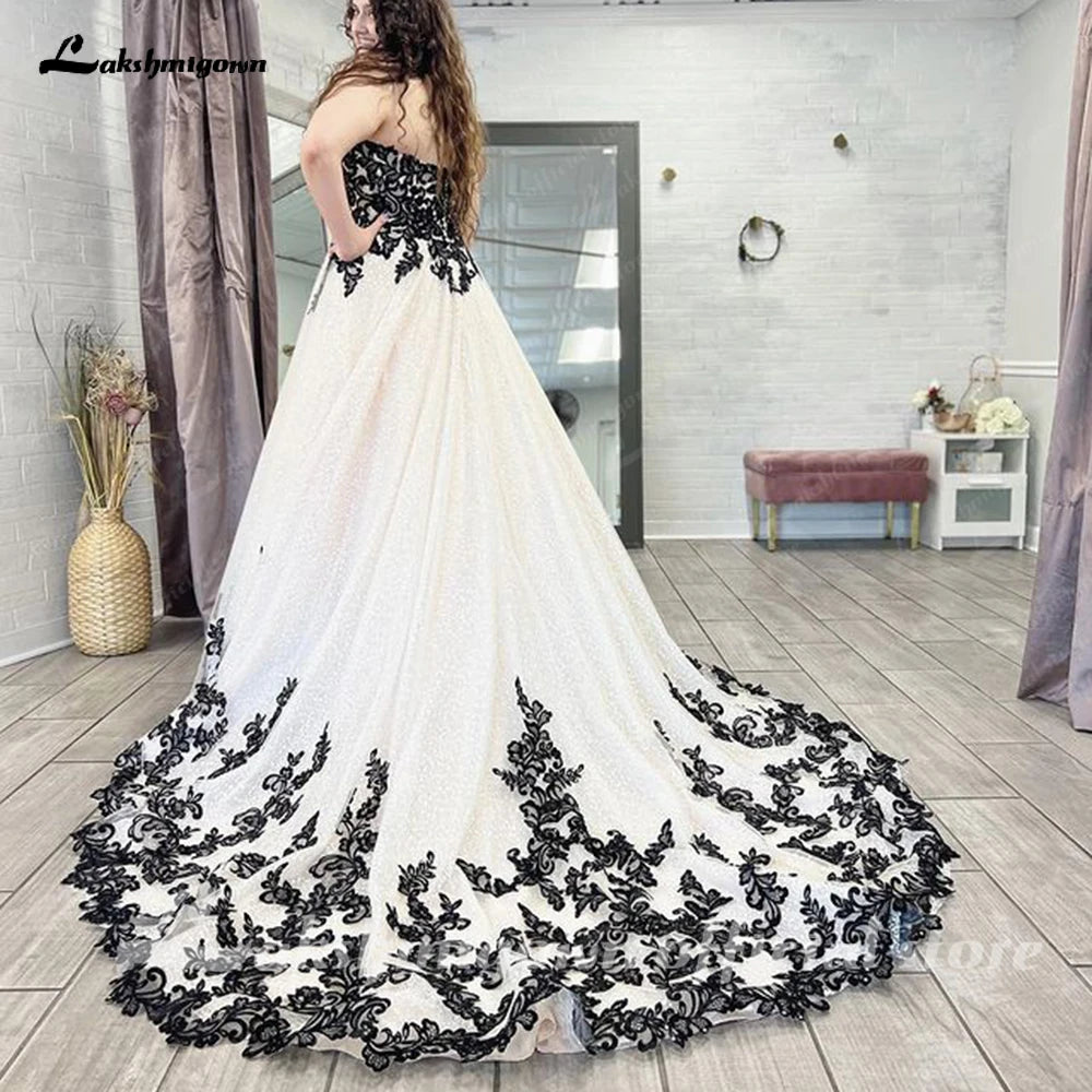 Chic Sleeveless Sweetheart Wedding Dresses for Women Plus Size Black and White A-Line Tulle Bridal Dress Customized