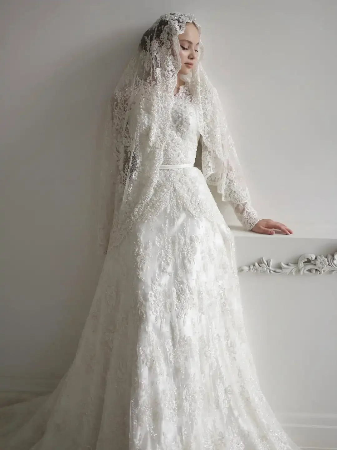 Customized Luxury Long Sleeve Wedding Dress Lace Appliques A-line Chapel Train Brides Dress for Wedding