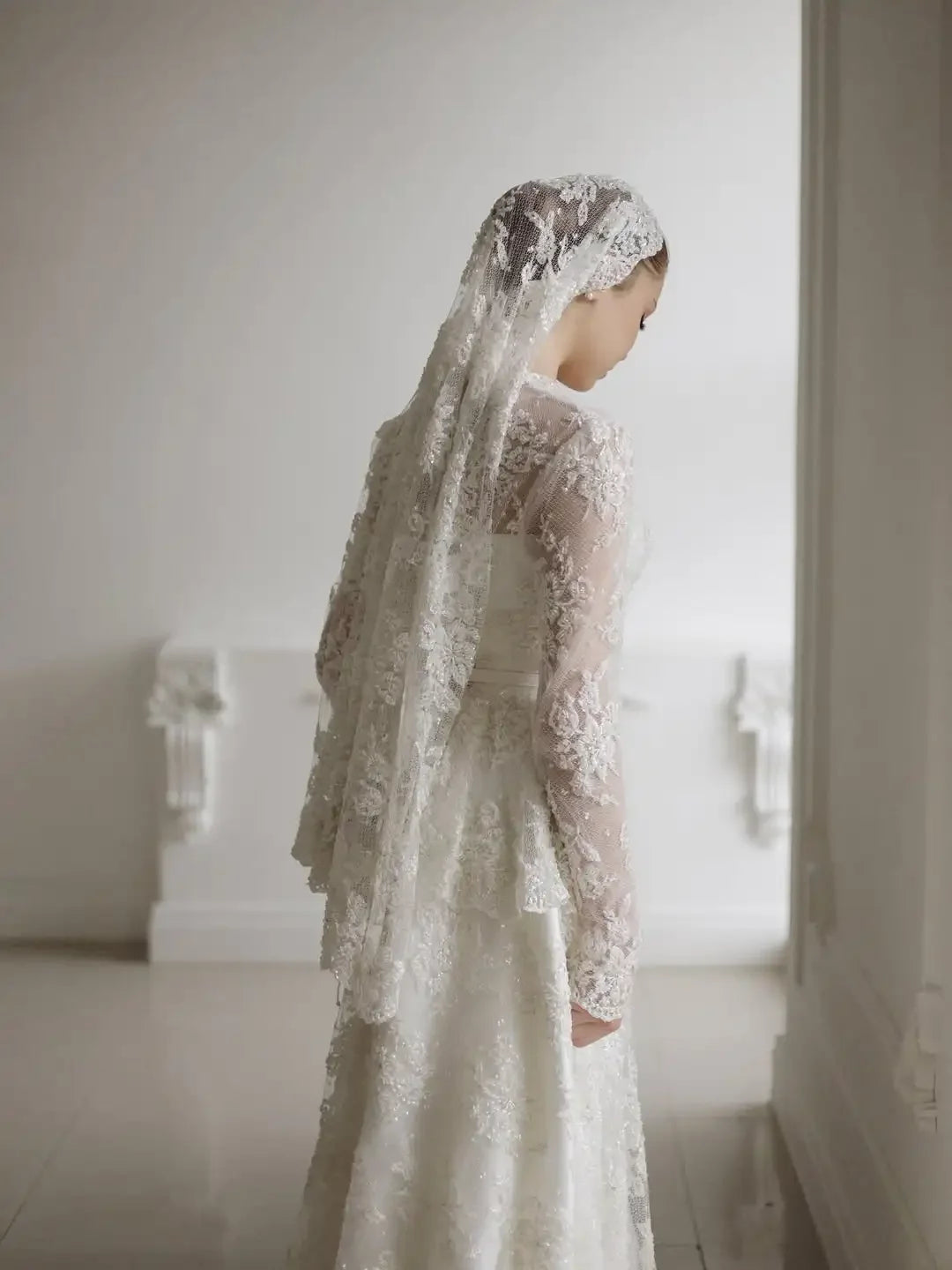 Customized Luxury Long Sleeve Wedding Dress Lace Appliques A-line Chapel Train Brides Dress for Wedding